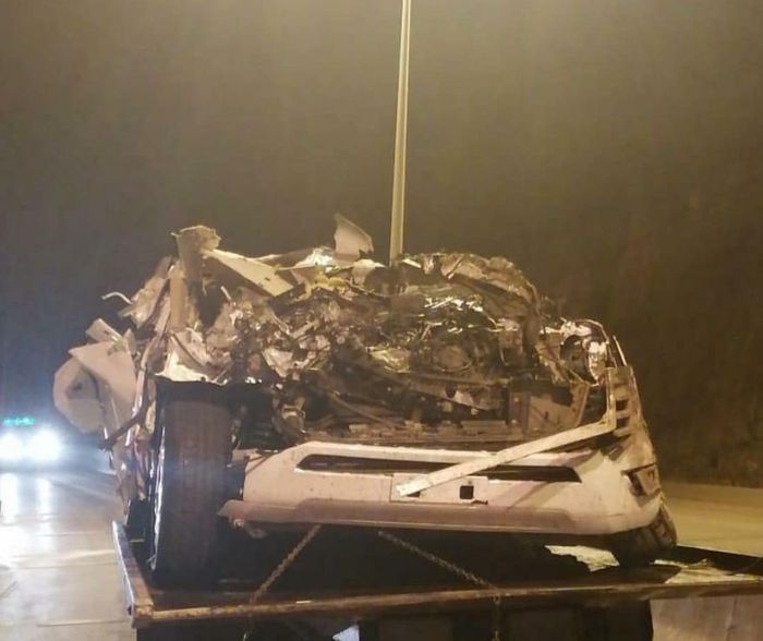 Bagian Depan Toyota Land Cruiser 300 yang remuk dan hampir gepeng.