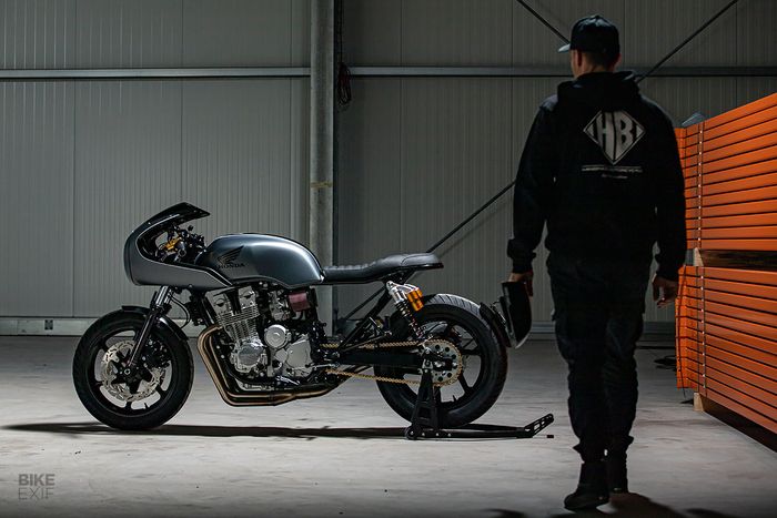 Honda CB750 cafe racer yang tampil sangar dan elegan