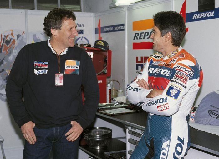 Jeremy Burgess merupakan mantan chief mechanic Mick Doohan sebelum akhirnya menjadi chief mechanic Valentino Rossi