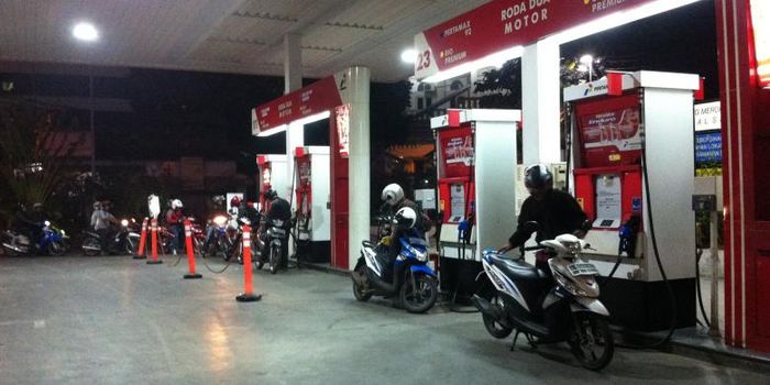 Ramai-ramai isi bensin di SPBU pada malam hari