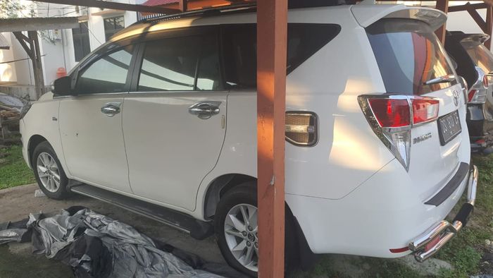 Tampak belakang-samping Toyota Kijang Innova Reborn rakitan 2016 yang dilelang KPKNL