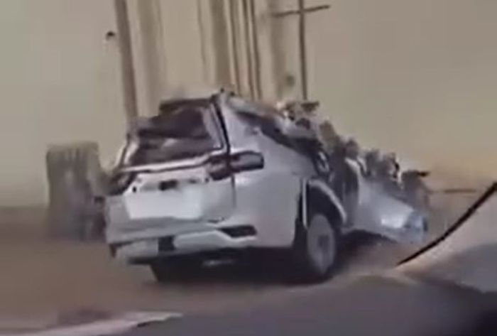 Kondisi Toyota Land Cruiser 300 sebelum sampai dealer hancur terbelah di jalan