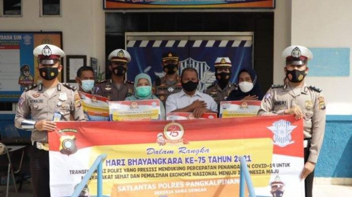 Kapolres Pangkalpinang AKBP Tris Lesmana Zeviansyah dan jajarannya saat menyerahkan SIM gratis pada, Selasa (06/07).