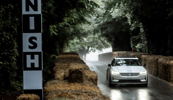 Polestar 2 eksperimental melewati garis finish Goodwood hill climb.