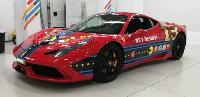 Decal bertema Pac-Man mengiasi bodi Ferrari 458 Speciale