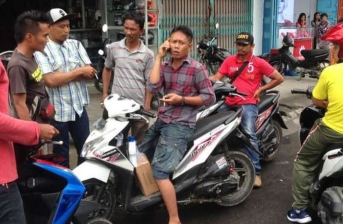 Debt collector atau mata elang sedang menangkap motor yang diduga kredit macet