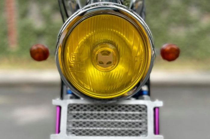Headlamp dengan kaca kuning untuk kesan klasik