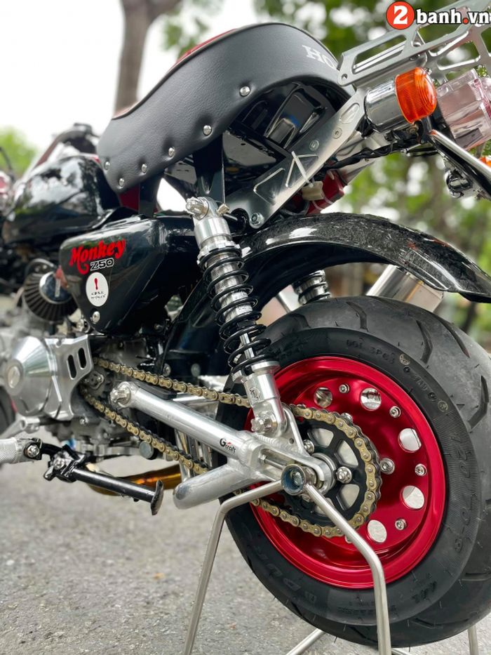 Kaki belakangnya tak kalah sangar