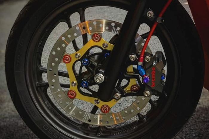 Kaki depannya hanya mendapat upgrade pengereman