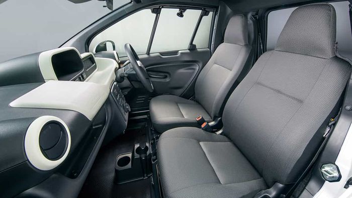 Kapasitas penumpang Toyota C+pod adalah untuk 2 orang, mirip motor.