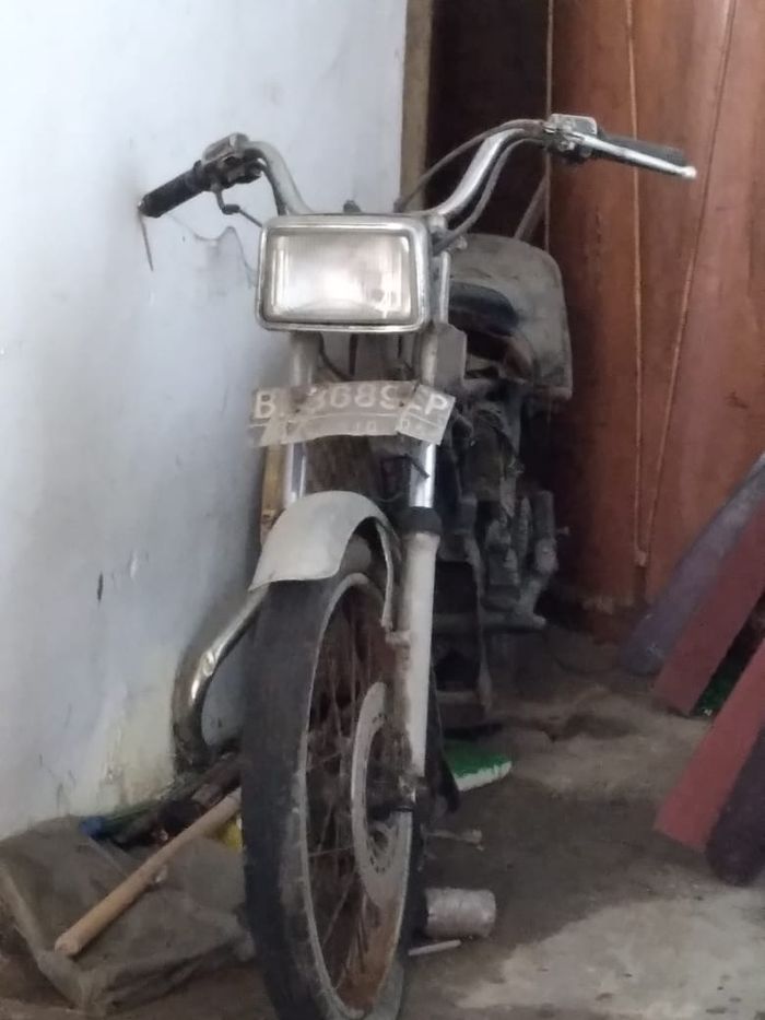 Honda GL 100 1992 yang dilelang satu paket