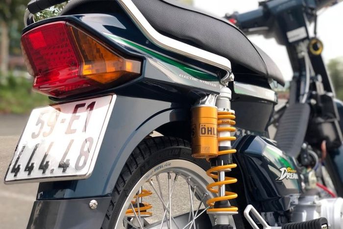 Shock belakang memakai Ohlins