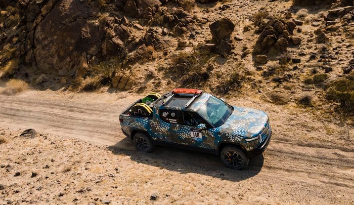 Rivian R1T pada medan off-road.