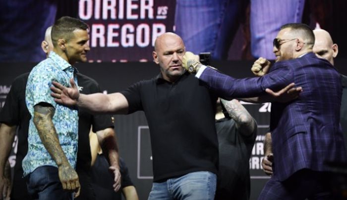 Sesi face-off pertama Dustin Poirier vs Conor McGregor menjelang UFC 264, Kamis (8/7/2021) di Las Vegas.