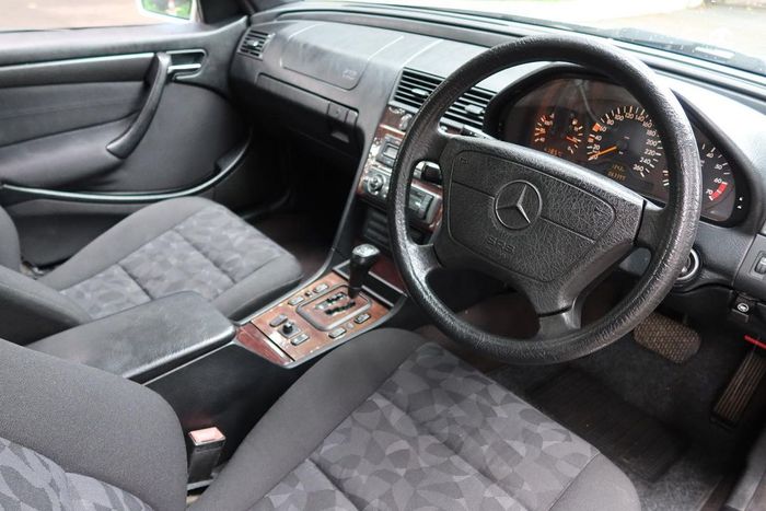 Interior Mercedes-Benz C200 W202 kondisi antik