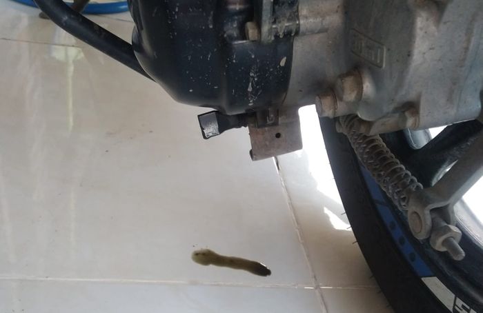 Ilustrasi tetesan oli mesin dari bagian transmisi CVT motor matic