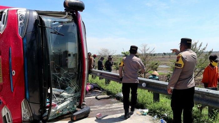 Polsisi mengevakuasi penumpang bus Sudiro Tungga Jaya yang kecelakaan di ruas tol Pemalang-Batang