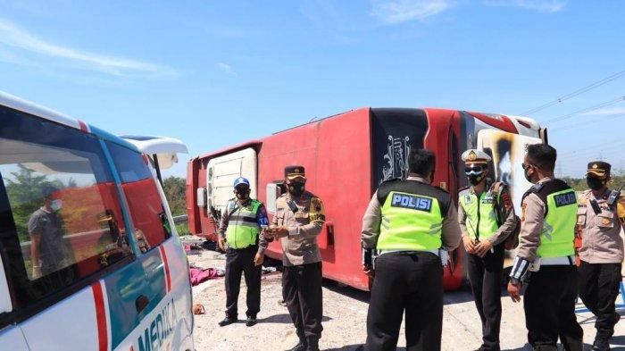 Evakuasi korban meninggal kecelakaan bus Sudiro Tungga Jaya di tol Pemalang-Batang