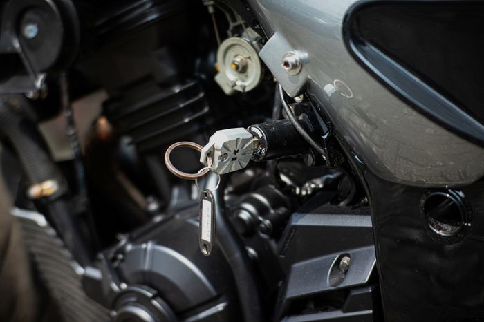 Kunci kontak bawaan Ninja 250 FI pindah posisi ke sisi kiri motor