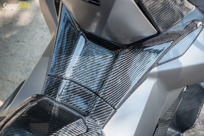 Beberapa bagian bodi Honda X-ADV dibalut carbon fiber untuk menguatkan kesan racing