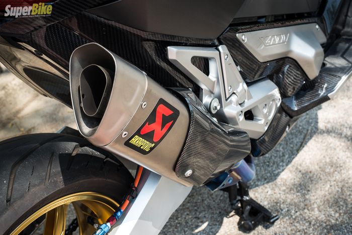 Silencer Akrapovic yang sejatinya untuk R1M terpasang di Honda X-ADV dengan posisi mendengak