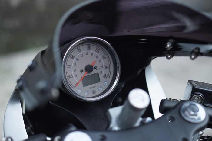 Spidometer bawaan Motobi 152 dibuatkan braket baru