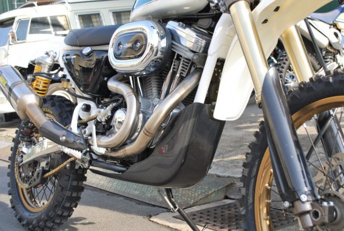 Sektor mesin masih cukup standar tapi dengan exhaust system Akrapovic