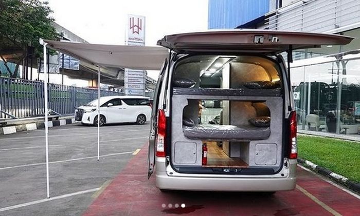 Kelengkapan kabin di Toyota HiAce Premio campervan ini mulai kompor, AC, genset, entertainment system, pelapis kulit, awning, lemari, kitchen set
