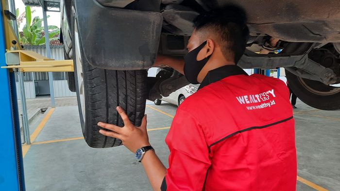 Ilustrasi layanan gratis pengecekan kondisi mobil dari bengkel Wealthy Service Center di Yogyakarta