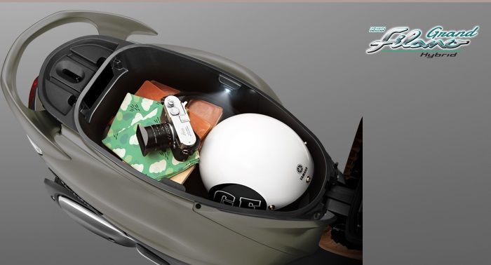 Bagasinya mencapai 27 liter, lebih luas dari Yamaha NMAX.