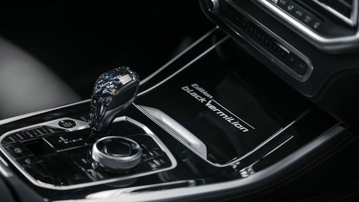 Logo Black Vermillion di kabin BMW X5