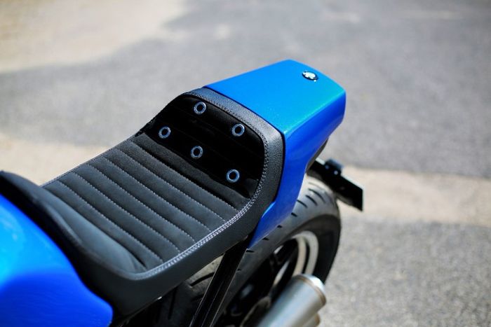 Subframe dirombak dan dipasangi buntut tawon khas cafe racer