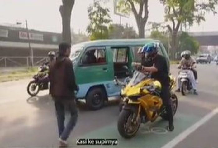 Doni Salmanan yang sedang kendarai Kawasaki Ninja H2.