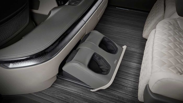 Pemijat kaki Kia Carnival Hi-Limousine.