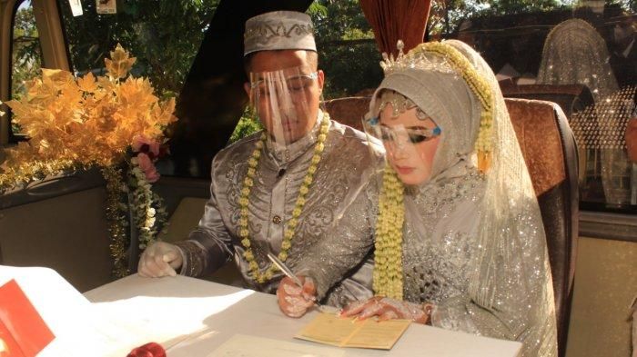 Prosesi pernikahan di dalam bus dilangsungkan oleh pasangan pengantin Titin Rachmatul Ummah (23) dan Angga Hayu Joko Siswoyo (26), Minggu (11/7/2021). (Tribunnews/Istimewa)