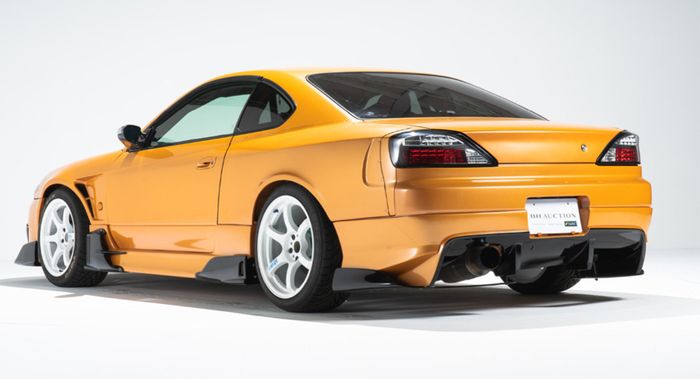 Seluruh bodi Nissan Silvia S15 dibalut kelir oranye dari Lamborghini