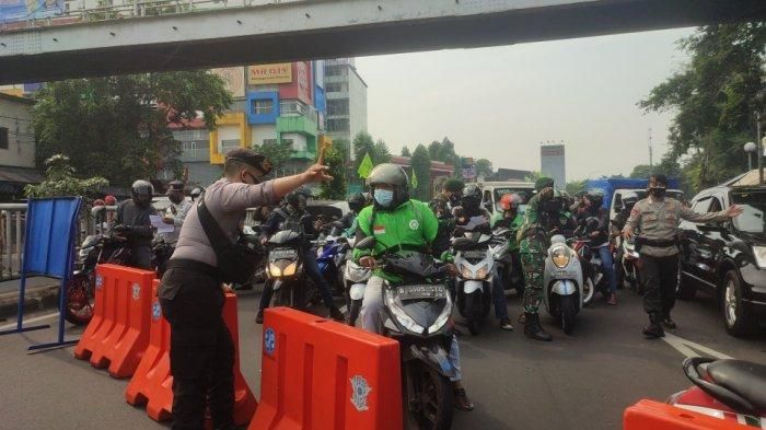 Suasana pos penyekatan Underpass Basura, Jakarta Timur, (15/7/21)