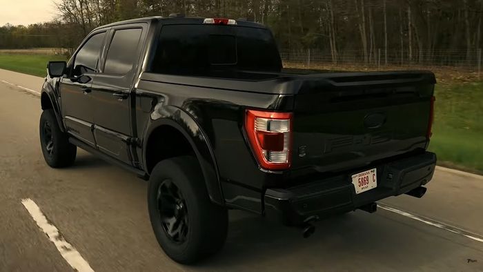 Tampilan belakang modifikasi Ford F-150 Black Ops