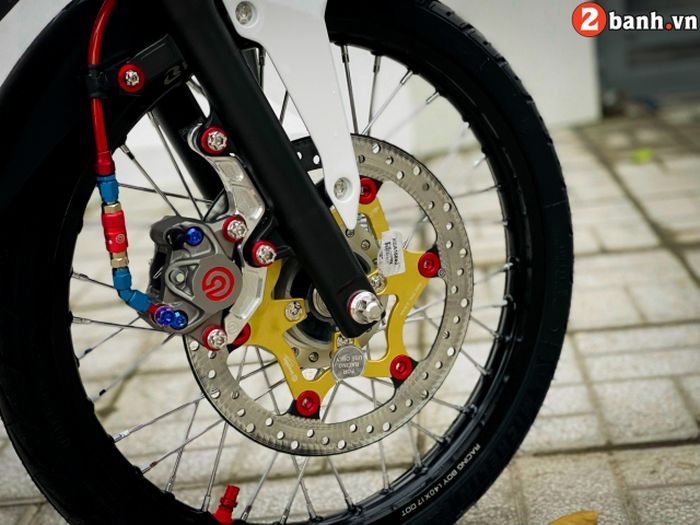 Pelek diganti model jari-jari dan pengereman diupgrade pakai Brembo