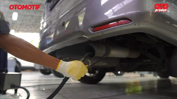Ilsutrasi proses uji emisi gas buang pada Toyota Kijang Innova diesel 2005