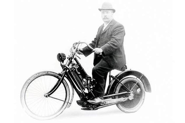 Tampilan motor pertama di Indonesia Hildebrand und Wolfmuller, punya julukan kereta setan.