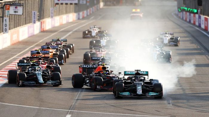 Roda Lewis Hamilton mengeluarkan asap tebal saat restart F1 Azerbaijan 2021