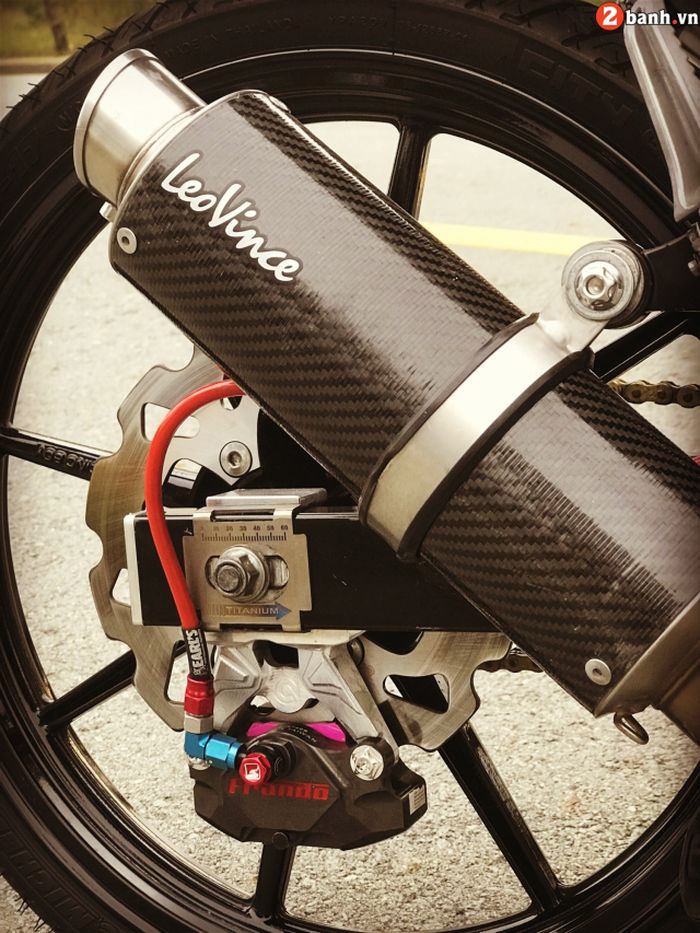Rem belakang pakai Frando dan knalpot pakai LeoVince karbon