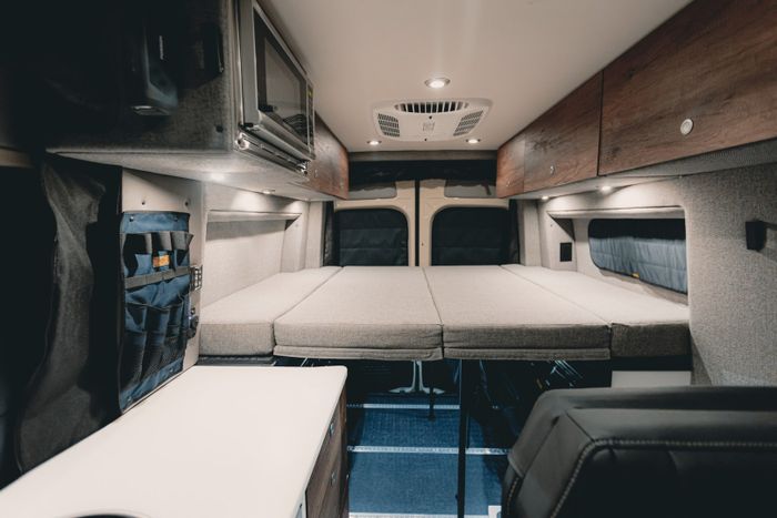 Kabin nyaman dengan tempat tidur dan sofa bed