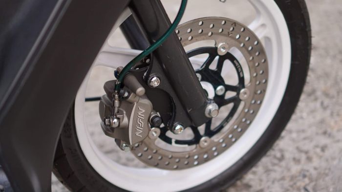 Rem depan diupgrade, salah satunya pakai kaliper Nissin Samurai