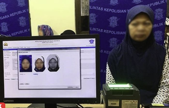 Jilbab dan baju biru sebaiknya tidak dipakai saat melakukan foto SIM karena sama dengan warna latar foto