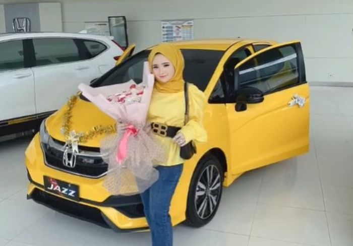 Herlin Kenza saat memboyong Honda Jazz RS.