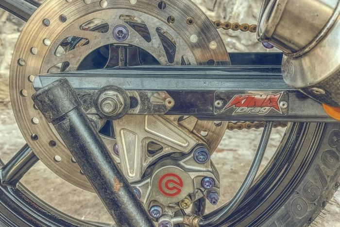 Rem belakang pakai kaliper Brembo dan swingarm pakai KingDrag