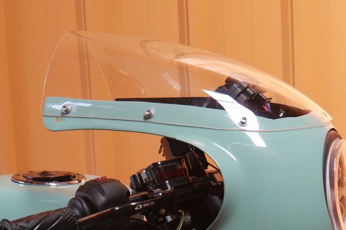 Windshield di Verza cafe racer ini mengikuti kontur bodi ala motor balap tahun 60-an