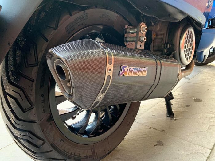 Knalpot kini pakai Akrapovic karbon